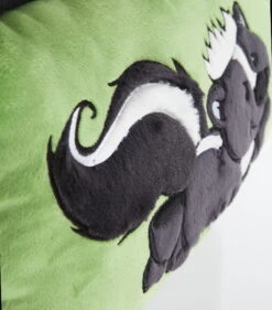 Nici 41152 Kissen Stinktier Steve 43x25cm Plüsch Forest Friends -Wohndekoration Geschäft 41152 000 ansicht 02 xl